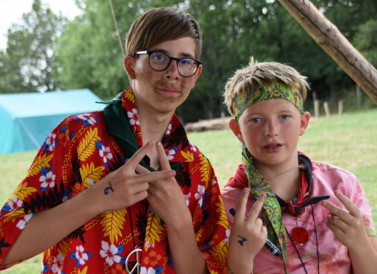 Twee jonggivers verkleed als hippies