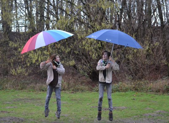 Scouts met paraplu
