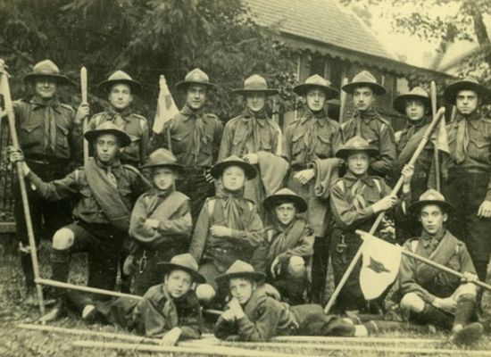 Oude foto van scouts en gidsen