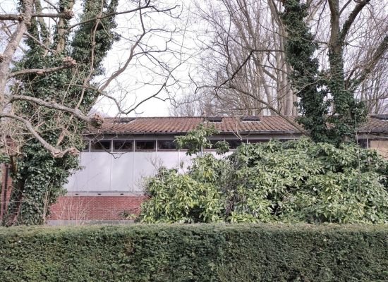 Lokaal met asbesten dak