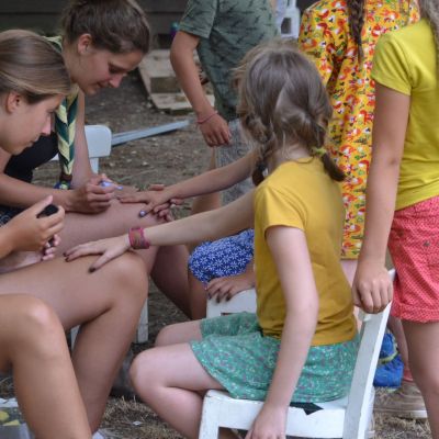 Fien Wallays Twee leidsters die de nagels van hun leden lakken.