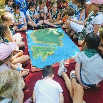 Fien Wallays kapoenen rond een landkaart