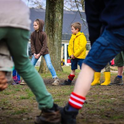 Een scoutsgroep speelt chinese voetbal.