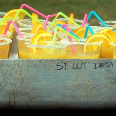 grote braadslee met cocktails in