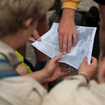 scouts zoeken de weg op de stafkaart