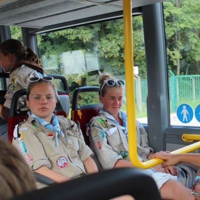 Drie gidsen op de bus