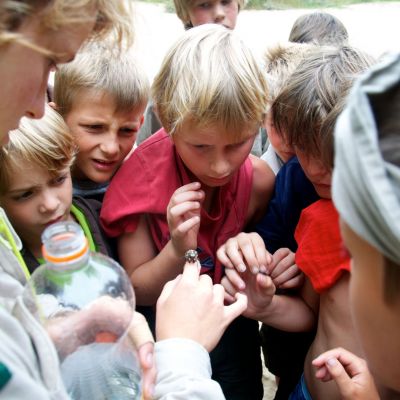 Stien Van Kerckhoven een groep kinderen die dicht op elkaar staan.