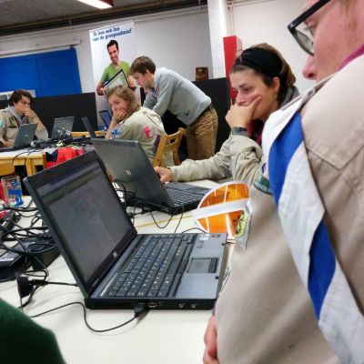 Leiding achter laptop