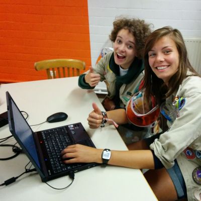 Leiding achter laptop