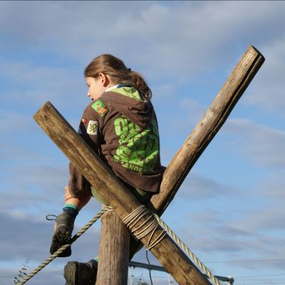 Gids zit bovenop sjorconstructie