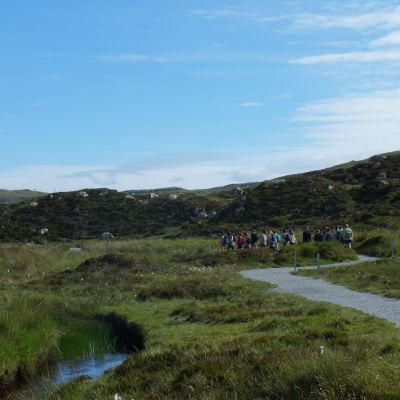 groepje scouts aan het wandelen in de natuur 