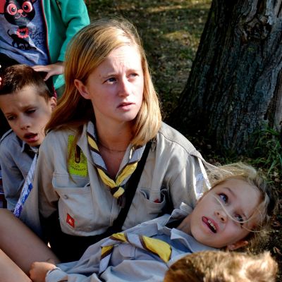 leidster draagt lid in de armen