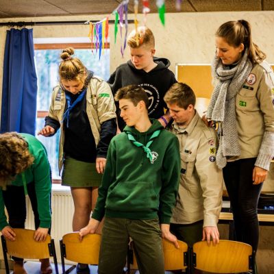 Jins die op stoelen staan