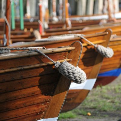Mooie houten zeilboten op een rij.