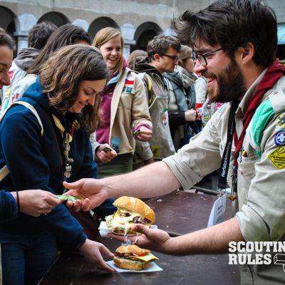 Eten uitdelen tijdens het Groepsleidingscongres