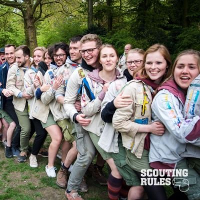 Groepsleiding speelt een spel