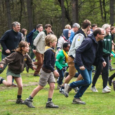 ouders en kinderen aan het lopen voor het bos