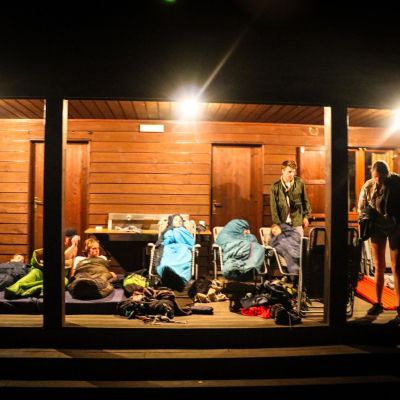 Scouts en gidsen logeren onder een afdak