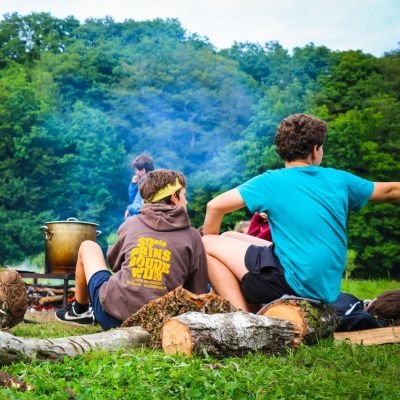 Jonggivers aan een kampvuur