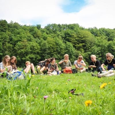 Scouts en gidsen op het gras