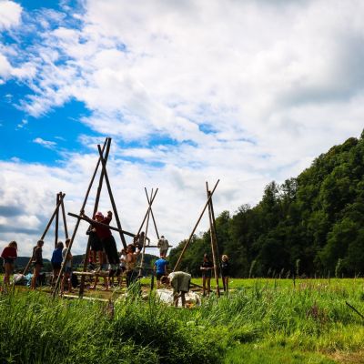 een grote sjorconstructie opbouwen in groep