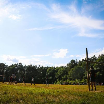 Groepje jongeren aan het voetballen op een veld met gesjorde goals.