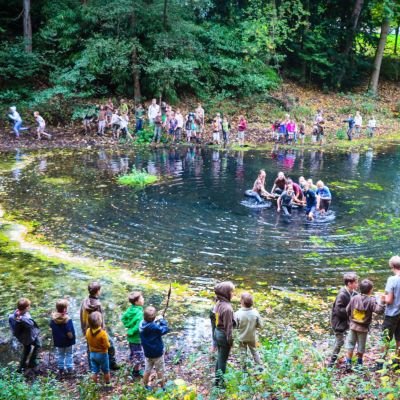 scoutsgroep in en rond een vijver