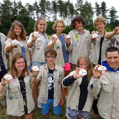een groep givers die elk een steen vasthouden waar hun voortotem opstaat