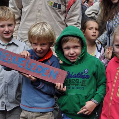 vier kapoenen houden een bord met tekst nieuwe leden op
