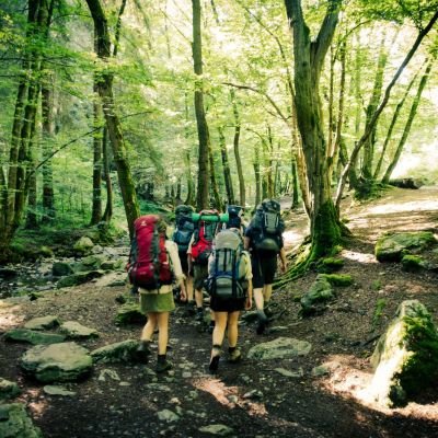 jongeren op trektocht door het bos