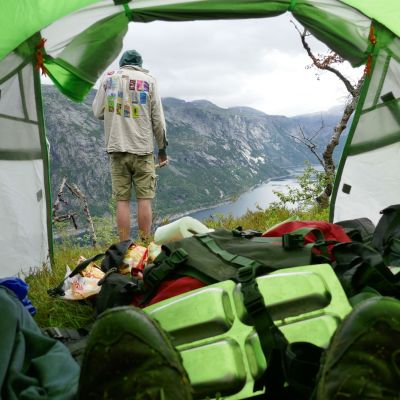 zicht op een bergmeer vanuit de tent