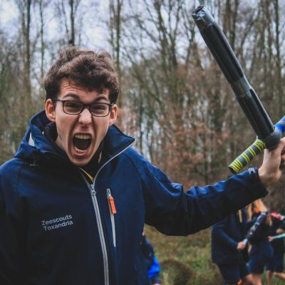 spelen met zelfgeknutseld zwaard