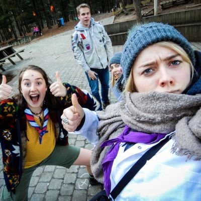 enthousiaste leiding met duimen omhoog