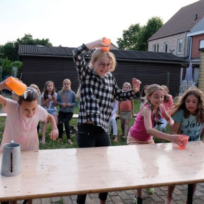 kinderen plaatsen beker water op hun hoofd