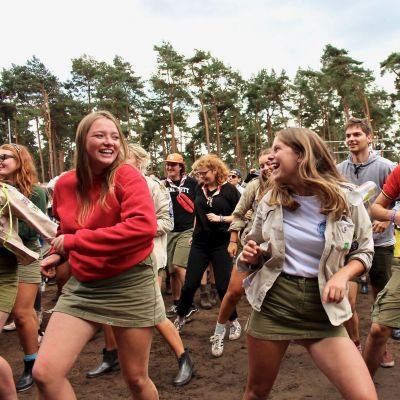 Leiding leren de jaarlieddans dansen tijdens Herfstontmoeting.