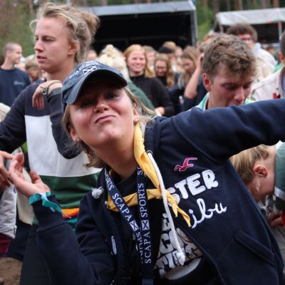 Leidster met pet op doet coole dansbeweging