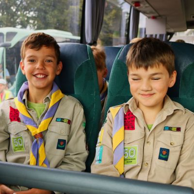 Welpen op de bus