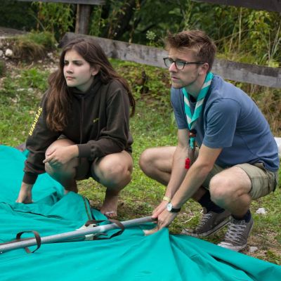 Jins zetten tent op