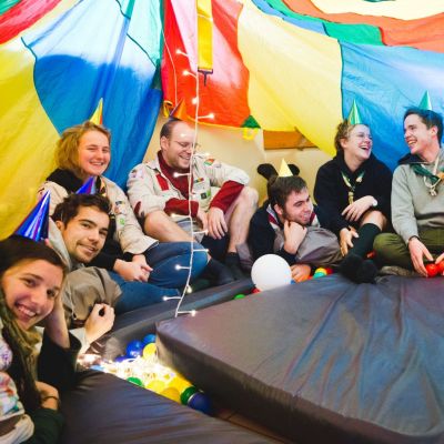leiding onder een veelkleurige tent