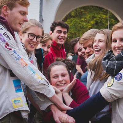 Groepje leiding die leidster dragen op vormingsweekend