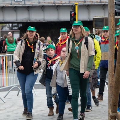 Twee scoutsleidsters komen met hun akabegroep aan op een akabe-evenement.