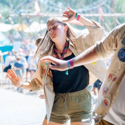 Leiders dansen de jaarlieddans op Herfstontmoeting