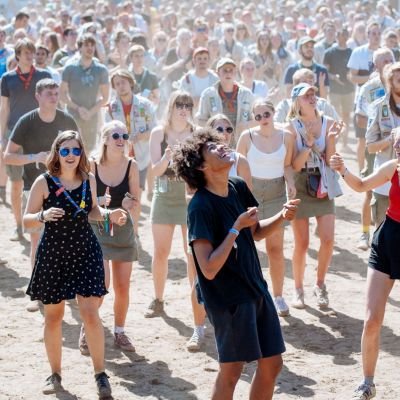 massa mensen dansen op jaarthemalied