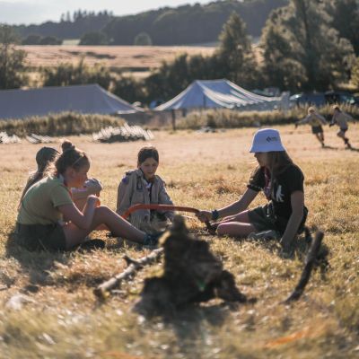 scouts en gidsen op een kampterrein
