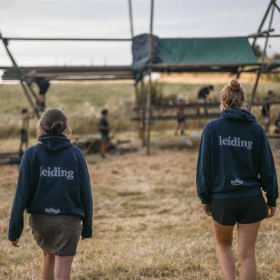 twee meisjes en een kampconstructie