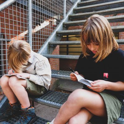 Leden lezen een boekje