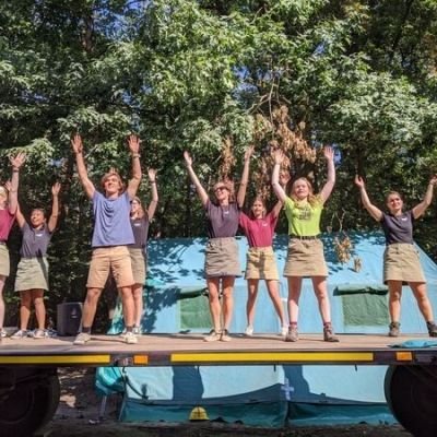 Leiding danst de jaarlieddans op een podium