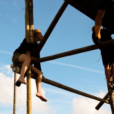 Leidster zit hoog in de nok van een sjorconstructie