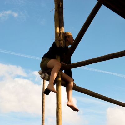 leidster zit vanboven in een sjorconstructie