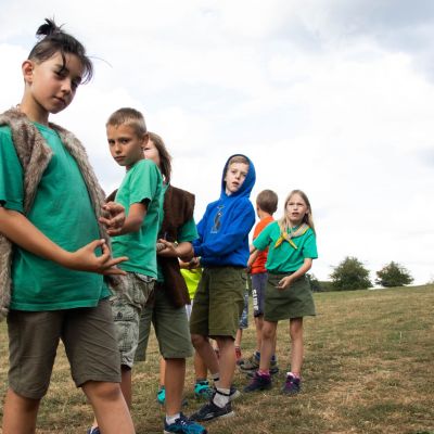 Luna Vanden Daele jonge scouts en gidsen in een rijtje achter elkaar, klaar om te beginnen touwtrekken.